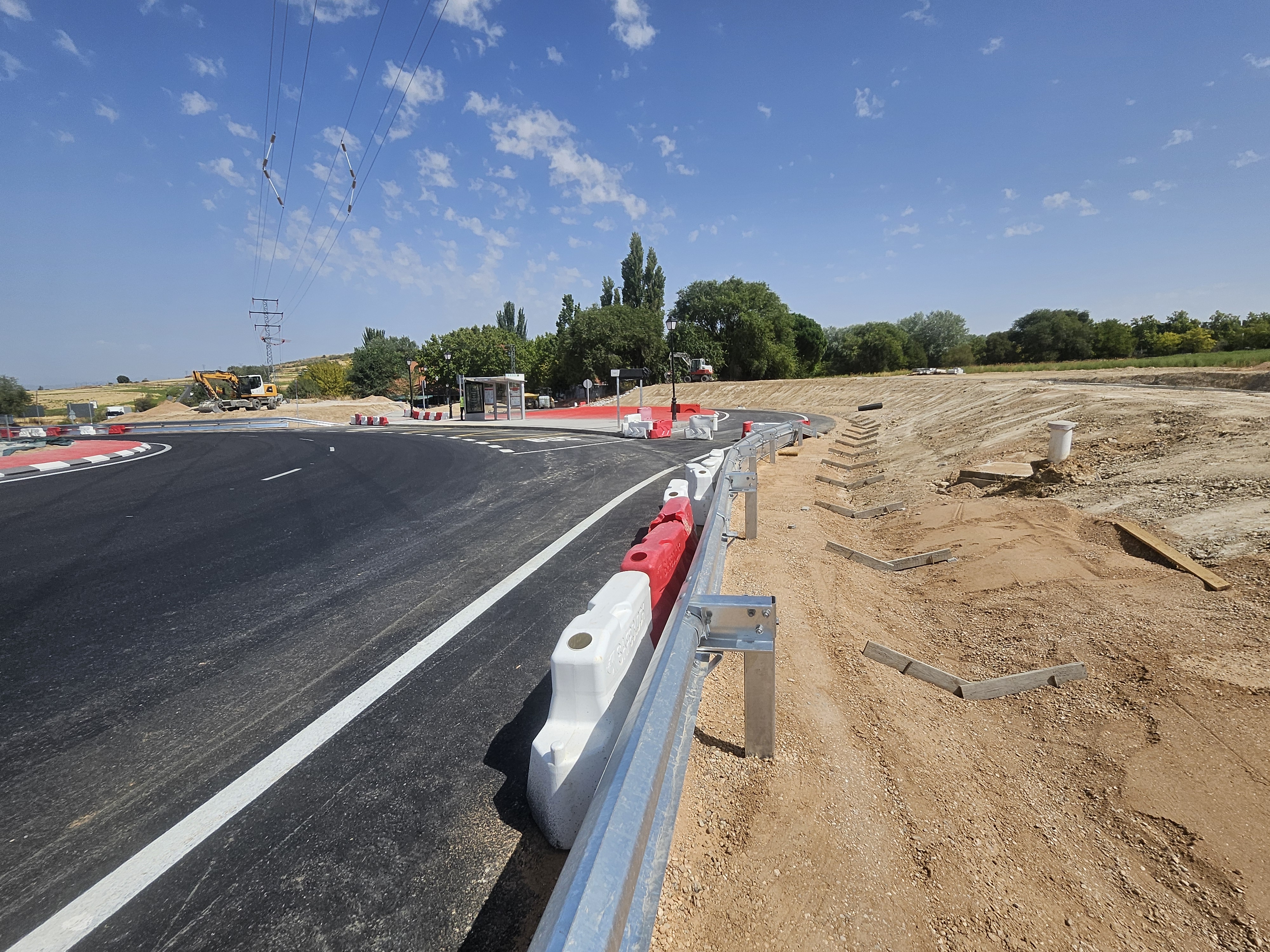 Nueva rotonda de acceso al Polideportivo Municipal de Cobeña: apertura, nuevos accesos y mejoras en el aparcamiento